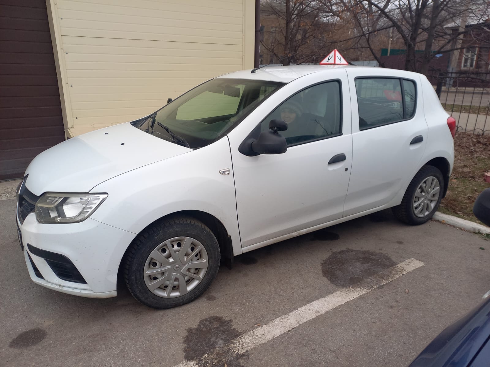 Учебный автомобиль автошколы Renault Рено