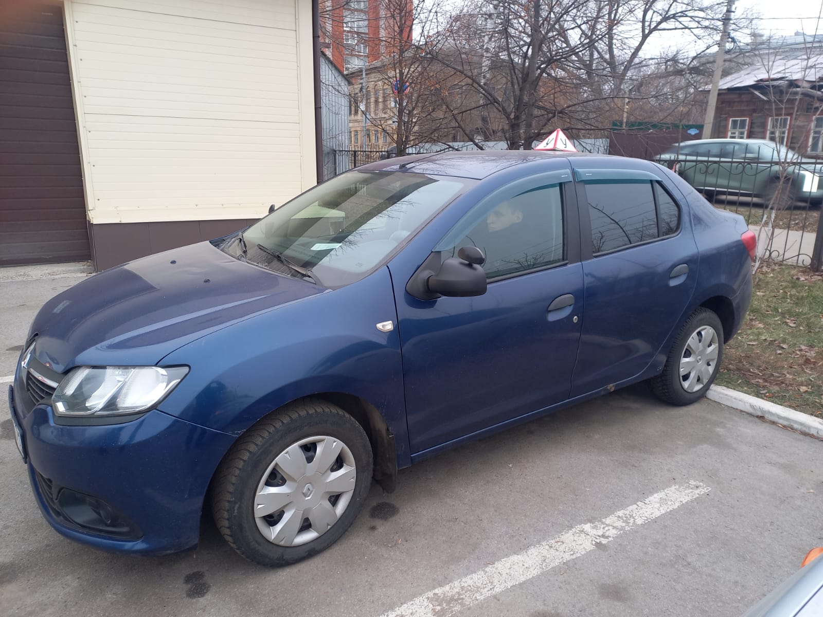 Учебный автомобиль автошколы Renault Рено